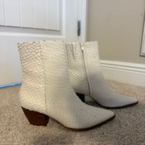 Matisse Caty White Snake Embossed Leather Booties – Size 8M
